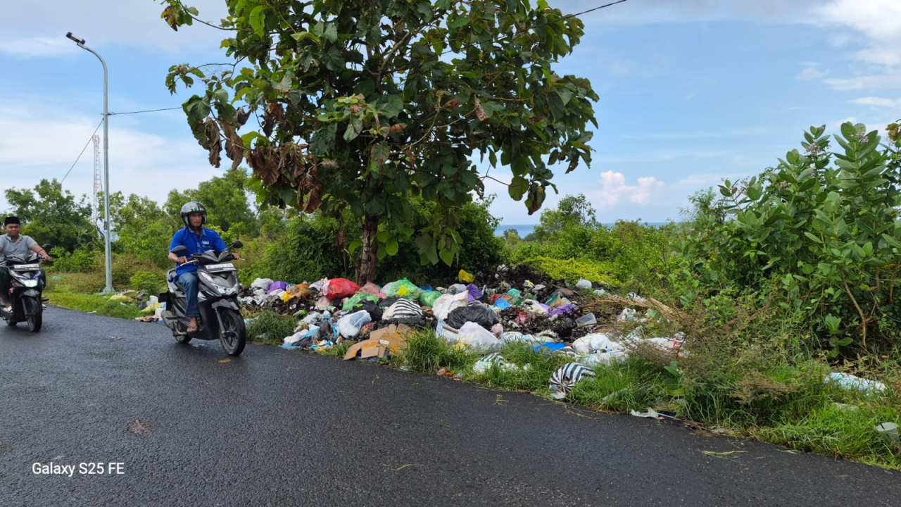 Tumpukan Sampah di Jalur Batulenger–Karangpenang Ganggu Pengguna Jalan, Warga Soroti Minimnya Fasilitas