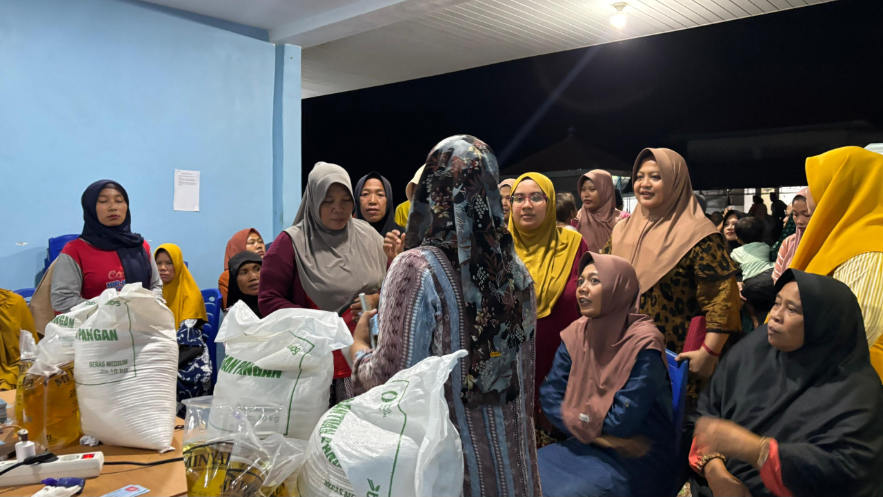 Demi Hak Warga Terpenuhi, Panitia Bantuan Pangan Bersama Pemdes Bira Tengah Sampang Lembur Hingga Malam