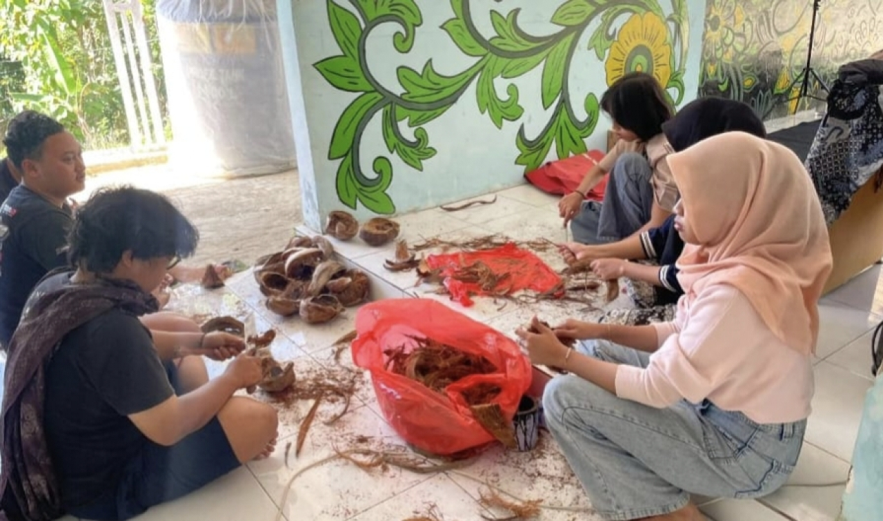 KKN UTM Kelompok 21 Olah Limbah Serabut Kelapa Jadi Cocopeat di Pamekasan