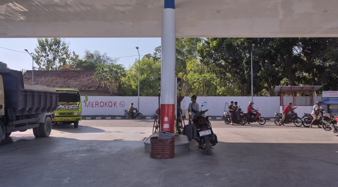 Antrean Mengular di SPBU 54.692.12 Tamberu Barat Sampang, Pengendara Soroti Dugaan Prioritas Pengisian Jeriken