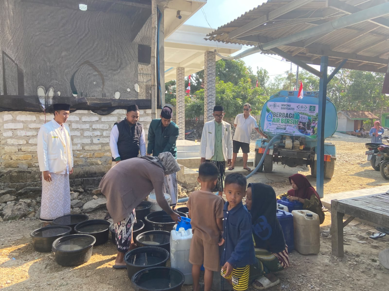 MWCNU Banyuates Sampang Salurkan Air Bersih untuk Warga Terdampak Kekeringan di Lar Lar