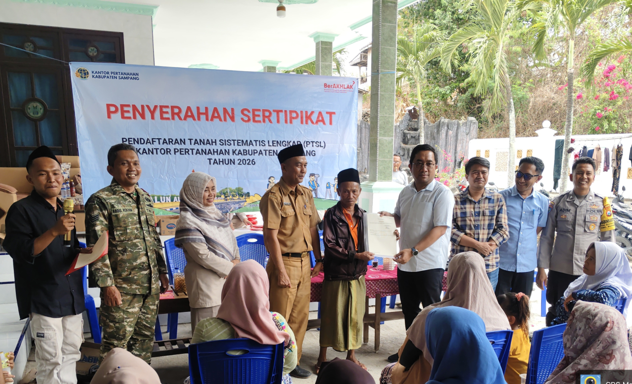 Sertifikat PTSL Disalurkan di Sokobanah Laok Sampang, BPN hingga Aparat Penegak Hukum Turut Mendampingi